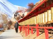西藏扎耶巴洞窟群旅游攻略 之 转经筒