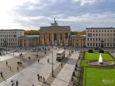德国勃兰登堡门旅游攻略 之 巴黎广场 德国勃兰登堡门旅游攻略 之 巴黎广场