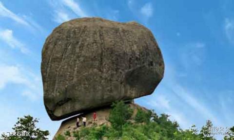 洛阳嵩县天池山国家森林公园旅游攻略 之 飞来石景区 洛阳嵩县天池山国家森林公园旅游攻略 之 飞来石景区